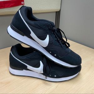 Nike Venture Runners Black Size 9